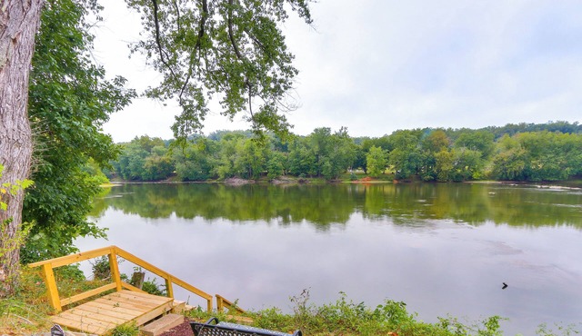 Peaceful Riverfront Retreat w/Yoga & Art Studio!