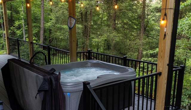 Peaceful Riverside Cabin with Hot Tub. Near WVU & Cheat Lake. Sleeps 10