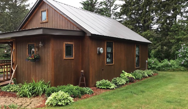 ✨🌌Peaceful riverside cabin in the UP near public beach🌊, 🥾trails & the Porkies!🌲