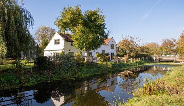 Peaceful Riverside Five bedroom Cottage in Somerset