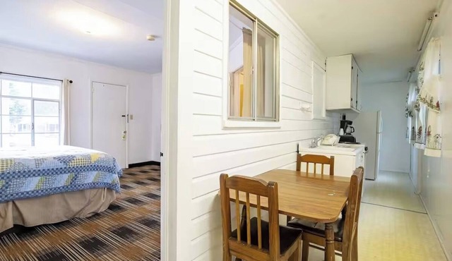 Peaceful Riverside Room w/Essentials For Your Trip & Easy Mountain Access
