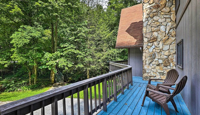 Peaceful Roan Mountain Escape: On-Site Creek!
