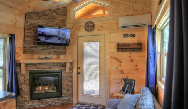 Peaceful & Romantic Log Cabin w/Hot Tub+Fireplace+Wi-Fi