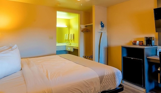 Peaceful Room near Chevron Station with Outdoor Pool and Free Breakfast