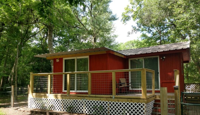 Peaceful rural cottage on small private lake