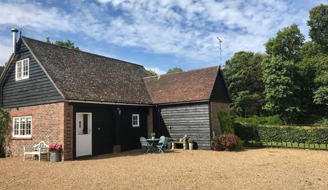 Peaceful rural detached coach house cottage near Rye.