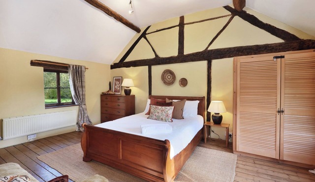 Peaceful Rural Escape for 11 Fires, BBQ, Pet Friendly Large Kitchen Great for Multi-Generational Families