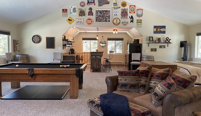 Peaceful Rustic Mountain Entertainment Studio