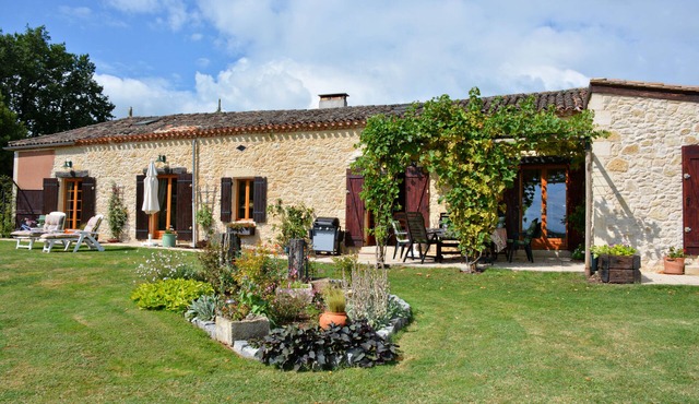 Peaceful stone house with far reaching views near Sainte-Foy-La-Grande