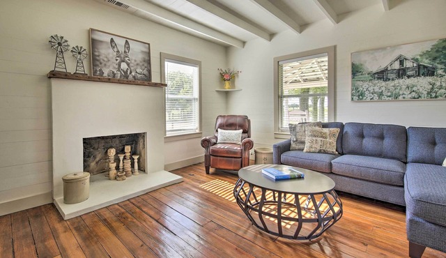 Peaceful Schulenburg Farmhouse w/Fire Pit & Games