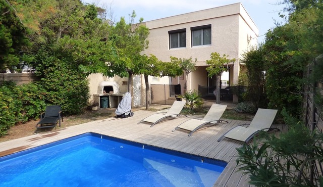 Peaceful seaside house with pool