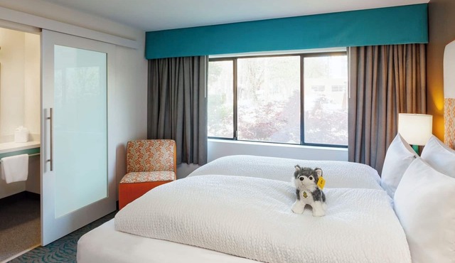 Peaceful Seattle Spot | Ideal for Couple: Bustling University Village