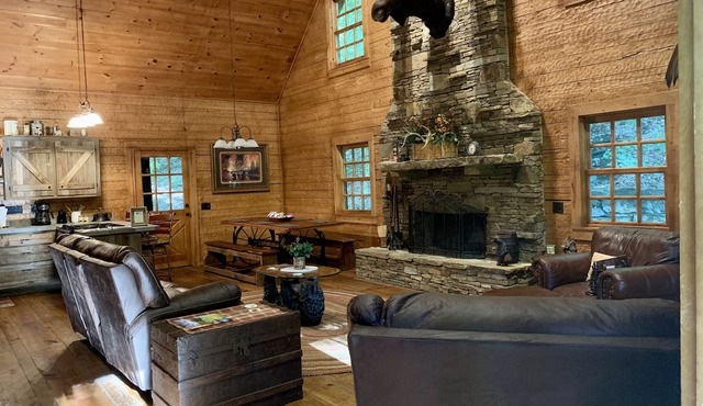Peaceful, Secluded Cabin near Beaver Lake