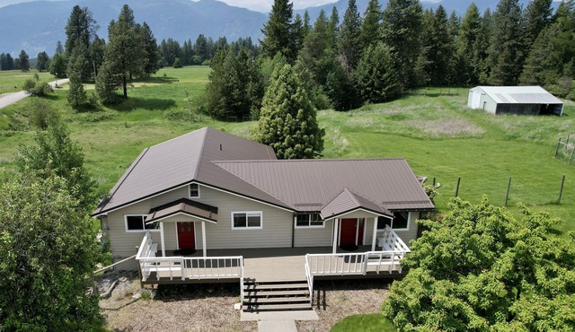 Peaceful Secluded Farmhouse - 10 minutes from Bonner's Ferry