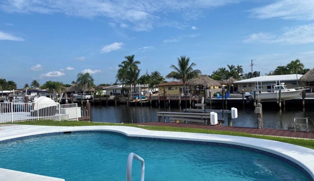 Peaceful, Serene Waterfront- Jacuzzi Heated Pool and BBQ Grill