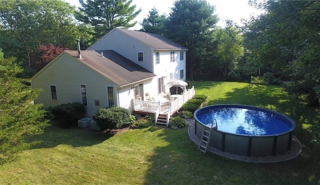 Peaceful setting, pond front, pool and kayak