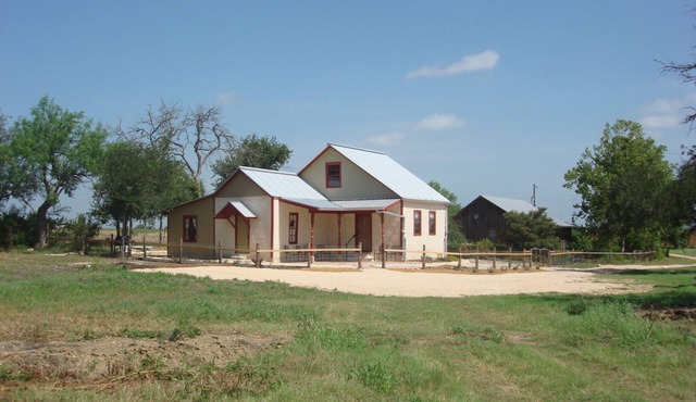 Peaceful setting 10 minutes to New Braunfels, San Marcos or Seguin