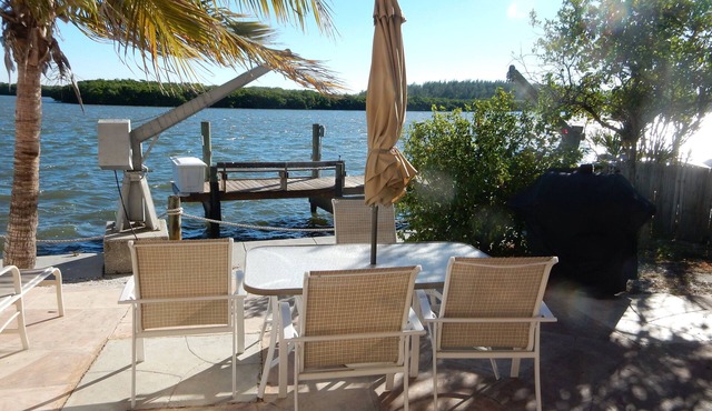 Peaceful Setting, on the water of Little Sarasota Bay