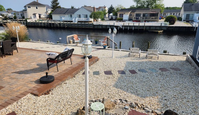 Peaceful shore house on the water!