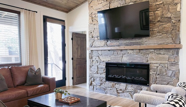 Peaceful Show Low Hideaway w/Fireplace & Deck