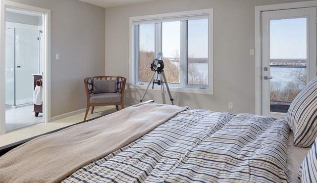 Peaceful Skies Lakehouse - 4BDRM Vacation Home over-looking Lake Ontario