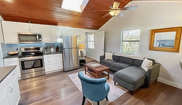 Peaceful Songbird Cabin in Canyon Lake! Only 5 minutes for the lake & river!