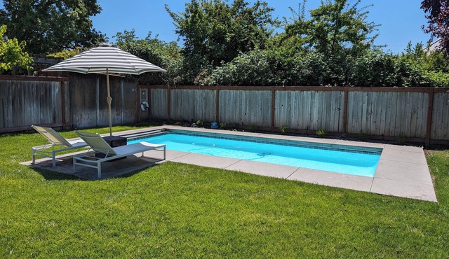 Peaceful, Sonoma oasis - heated pool, fire pit, outdoor dining - close to Plaza
