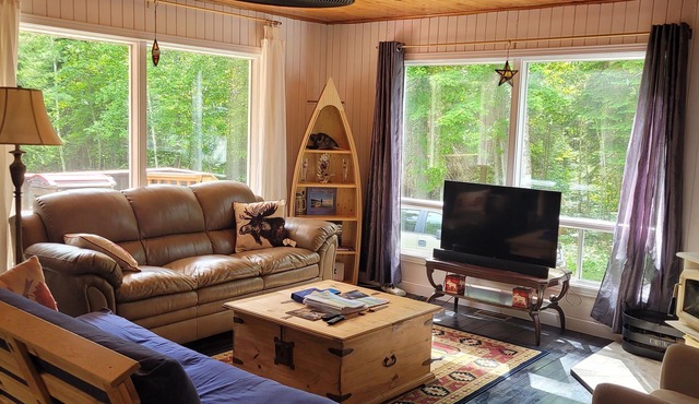 Peaceful sound's of nature!right outside the east gate of Algonquin park .