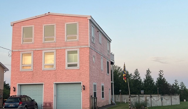Peaceful South Bowers Beach Pink Firehouse near DE Turf with amazing views