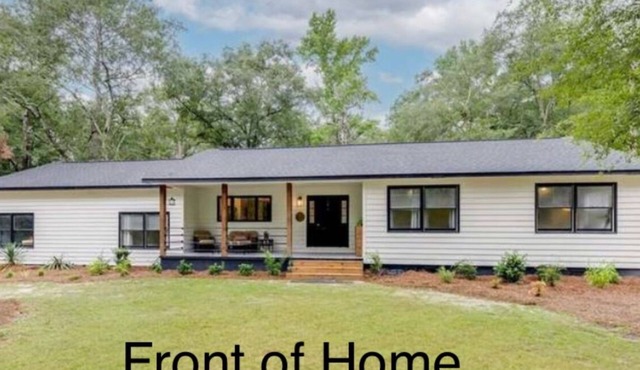 Peaceful, Southern Getaway with Spa on 2 acres near Savannah