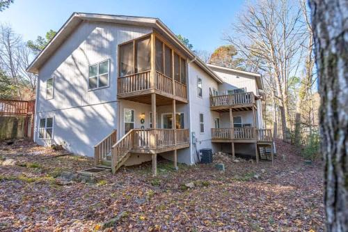 Peaceful Spacious 4BR Family Home Near Lakes Golf