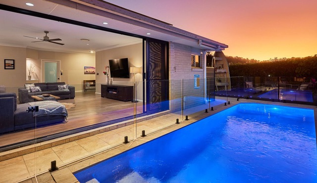 Peaceful & Spacious, 5 bedroom with POOL @ Burleigh Heads