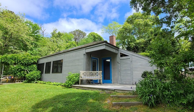 Peaceful & Spacious 2BD Retreat-A/C, Lovely Grounds, Enclosed Patio, Outdoor Shower
