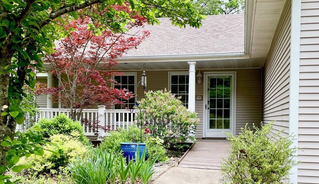 Peaceful, Spacious, Artsy Home in woods , 5 min to Kirksville & 1000 Hills Lake