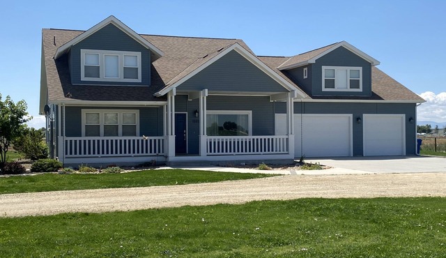 Peaceful & spacious countryside Farmhouse with beautiful views