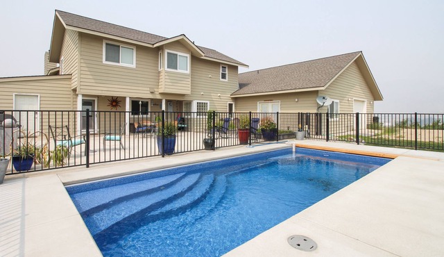 Peaceful & spacious home w/ private pool - location near lake.