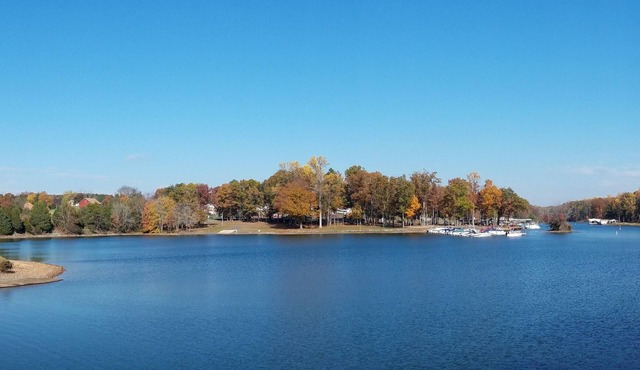 Peaceful, spacious waterfront oasis with 250ft waterfront & private beach, dock