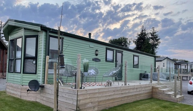 Peaceful static with hot tub 15 minutes from the beach.