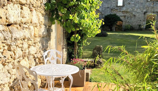 Peaceful Stay at Gîte du Château des Fours in Historic Cumont