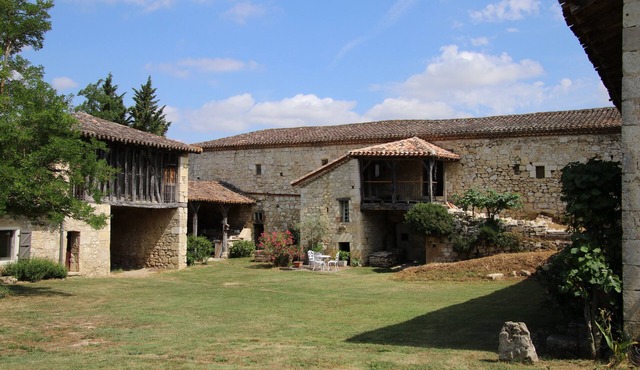 Peaceful Stay at the Gîte du Château Des Fours, in a Historic Setting in Cumont