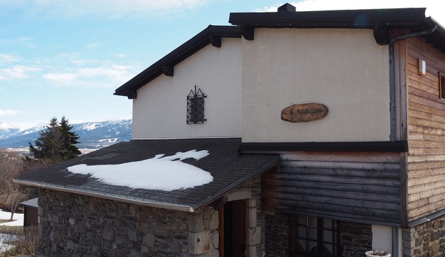 Peaceful stay in the heart of a mountain village, with views of the Pyrenees.