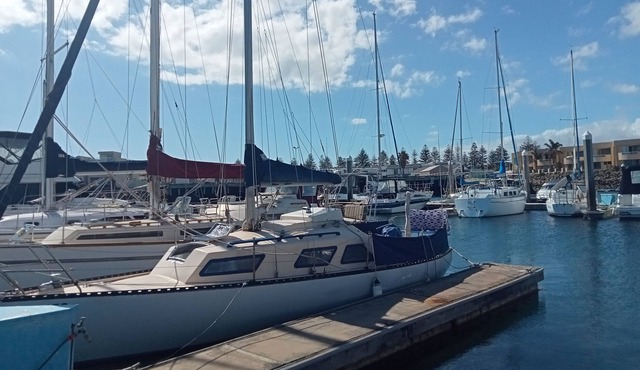 Peaceful stay on little sailing boat in North Haven marina