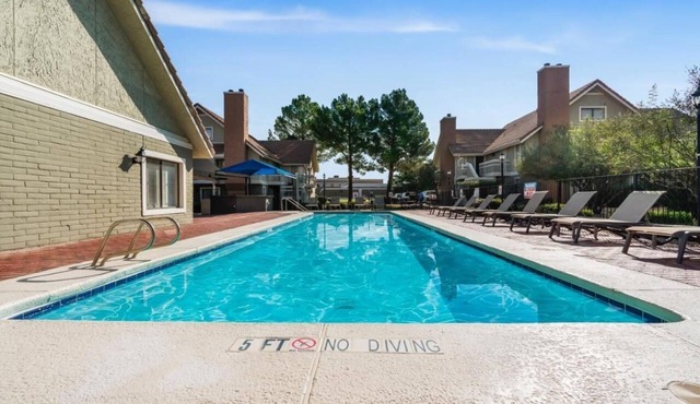 Peaceful Stay! Outdoor Swimming Pool, Breakfast, Free Parking, Pets Are Welcome!