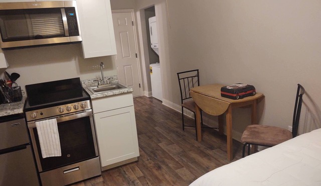 Peaceful Studio for Couples or Business Travel Queen bed, Roku TV, good Wi-Fi.