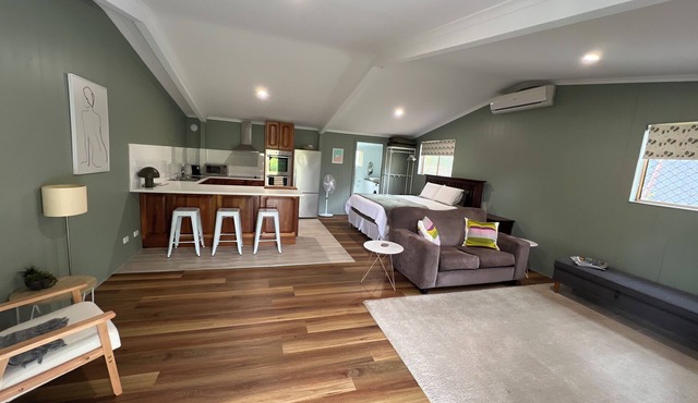 Peaceful studio located on 5 acres in central Mount Barker, 8 mins walk to shops