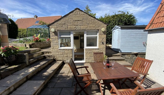 Peaceful studio, quirky and unique in a large garden. near beaches,golf courses.