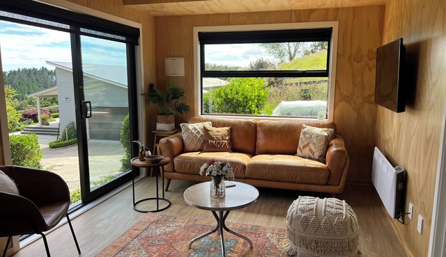 Peaceful, stylish 2 bdrm retreat - rural views and birdsong - 10mins from CBD!