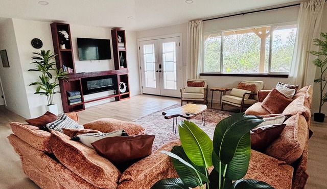 Peaceful, stylish, modern Hawaiian getaway on one acre with views and stars!