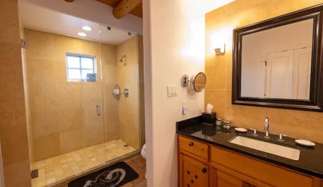 Peaceful Suite in Desert Inn- Acoma Queen Room