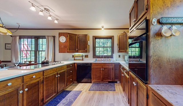 Peaceful & sunlit waterfront cottage with large deck & great views - near parks